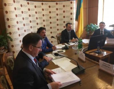 Круглий стіл з деревообробниками