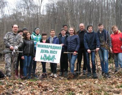 У Винниківському лісництві школярі з лісівниками садили ліс