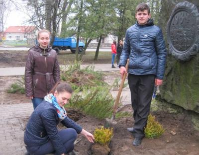 У м. Броди лісівники та школярі  озеленили парк