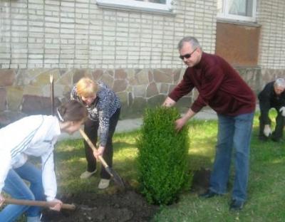 У Жовкві учні з лісівниками озеленили територію школи