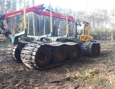 Фахівці Управління вивчають нову техніку для роботи в лісі