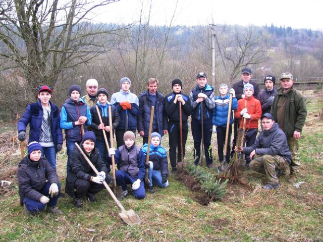 На Сколівщині в рамках Акції «Майбутнє лісу у твоїх руках» школярі разом з лісівниками озеленювали території
